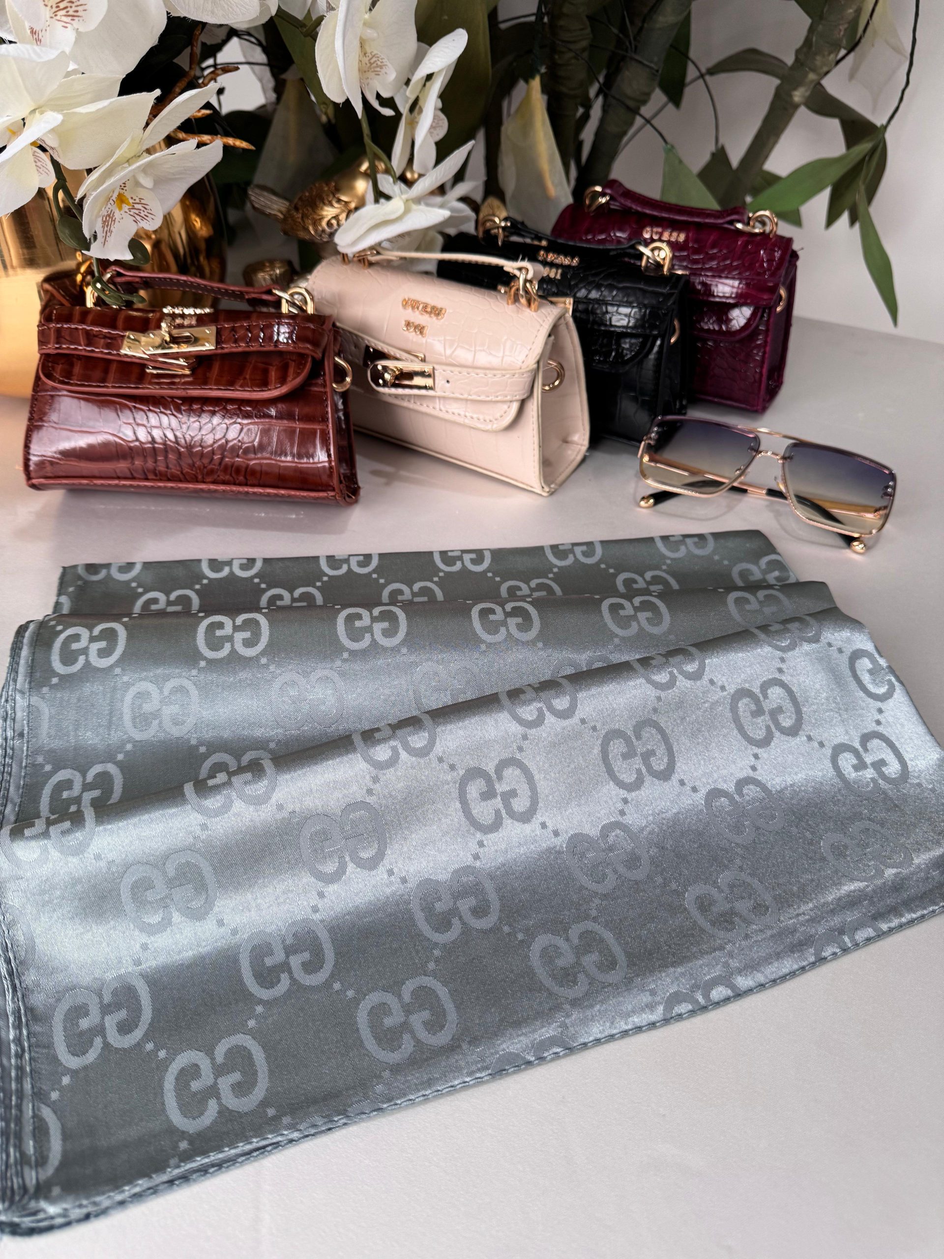 Gucci Parlak ipeksi Şal - Gümüş 44122