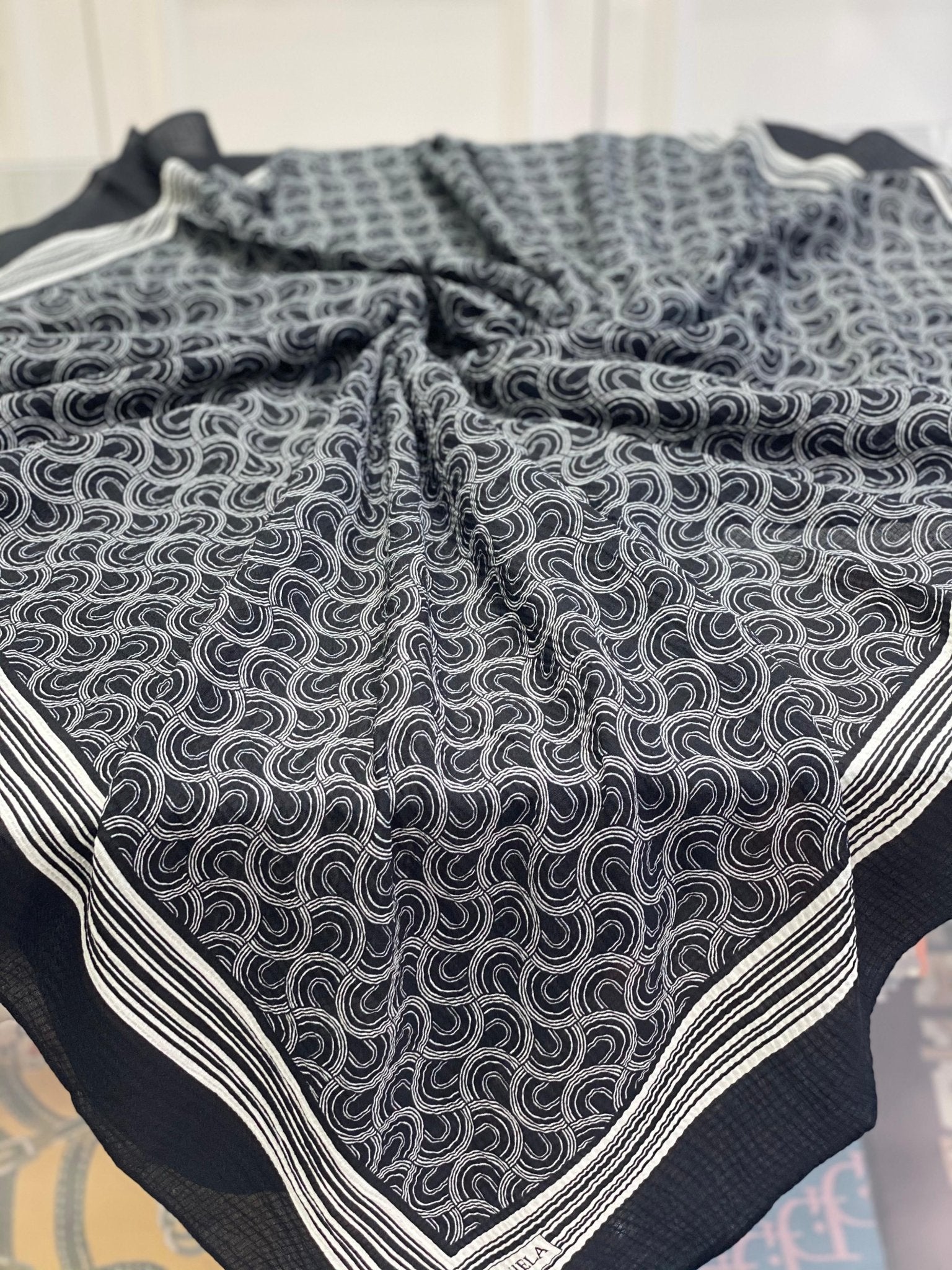 Siyah Beyaz Eşarp - Yanar Döner - Organic ScarfsOrganic Scarfs